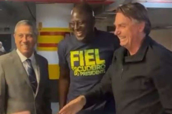 Ex-presidente Jair Bolsonaro (PL) cumprimenta aliados ao chegar na sede do PL, em Brasília 30/3 - (crédito: Divulgação/PL) Ex-presidente Jair Bolsonaro (PL) cumprimenta aliados ao chegar na sede do PL, em Brasília 30/3 - (crédito: Divulgação/PL)