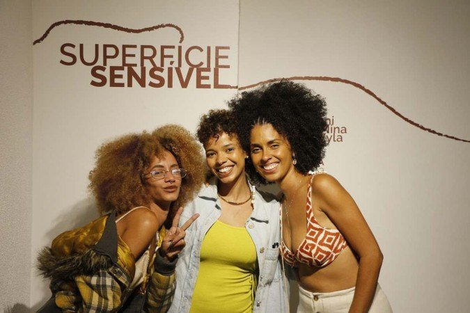 Rayza de Mina, Pamella Wyla e Cris Akanni na exposição Superfície sensível