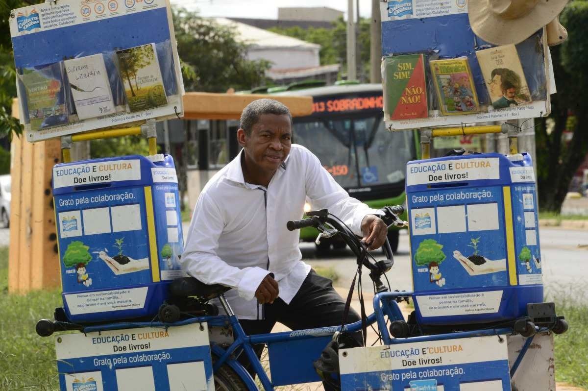 Ex-cobrador cria bibliotecas itinerantes em ônibus e na própria bicicleta no DF