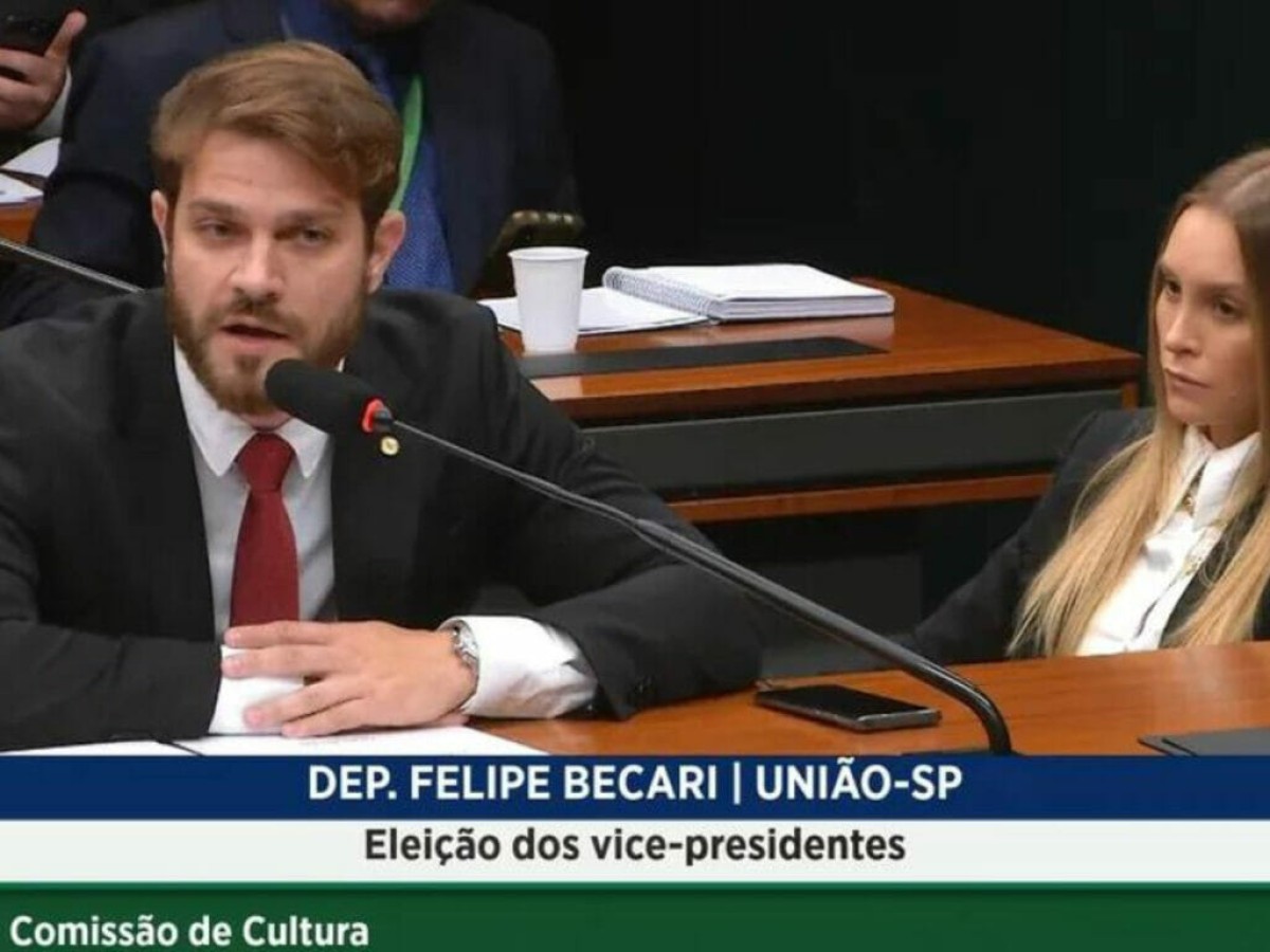 Carla Diaz é zoada na web por acompanhar noivo na Câmara dos Deputados