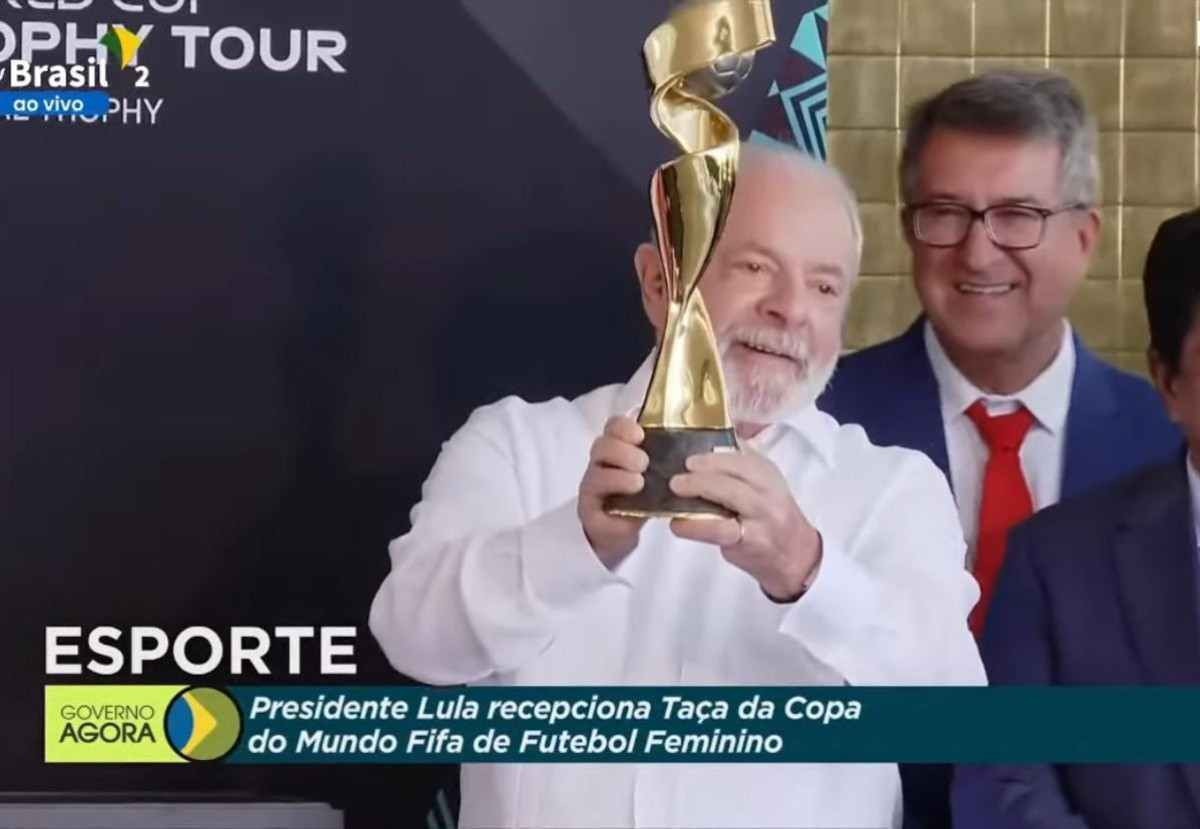 Lula recebe taça da Copa do Mundo feminina em 1ª aparição após pneumonia