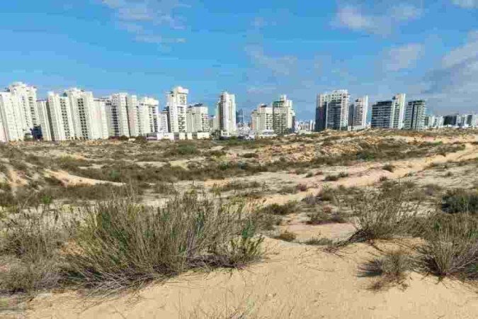 Pedaço de foguete Qassam, do Hamas, perto da cidade de Ashdod