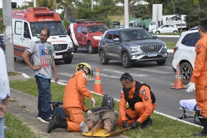 Bombeiros atendem pedestre atropelado por motoboy em faixa de pedestres no Guará 2 - (crédito: Minervino Júnior/CB/D.A.Press) Bombeiros atendem pedestre atropelado por motoboy em faixa de pedestres no Guará 2 - (crédito: Minervino Júnior/CB/D.A.Press)