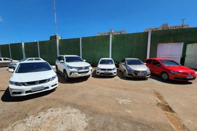 Carros apreendidos por policiais civis em operação - (crédito: PCDF/Divulgação) Carros apreendidos por policiais civis em operação - (crédito: PCDF/Divulgação)