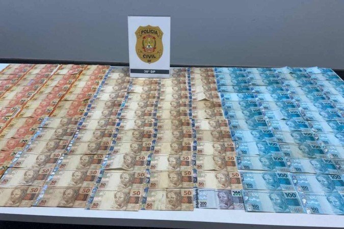 Dinheiro apreendido na residência do casal - (crédito: PCDF/Divulgação) Dinheiro apreendido na residência do casal - (crédito: PCDF/Divulgação)
