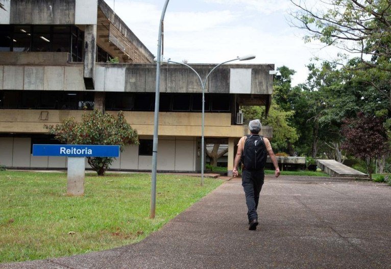 Reitora da UnB anuncia reajuste em bolsas para alunos de graduação