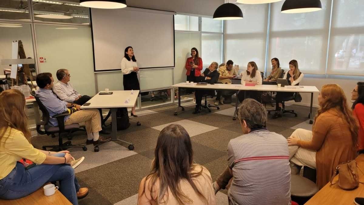 Reuni&atilde;o para debater melhores trabalhos 