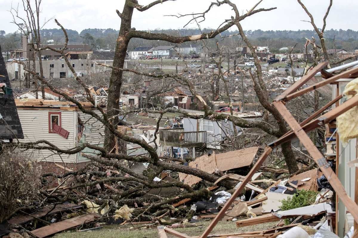 Tornado e tempestades deixam seis pessoas mortas nos EUA