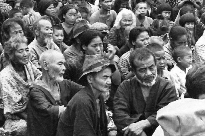 Os civis de Okinawa sofreram especialmente com os combates que ocorreram na ilha por quase três meses em 1945 - (crédito: Getty Images) Os civis de Okinawa sofreram especialmente com os combates que ocorreram na ilha por quase três meses em 1945 - (crédito: Getty Images)