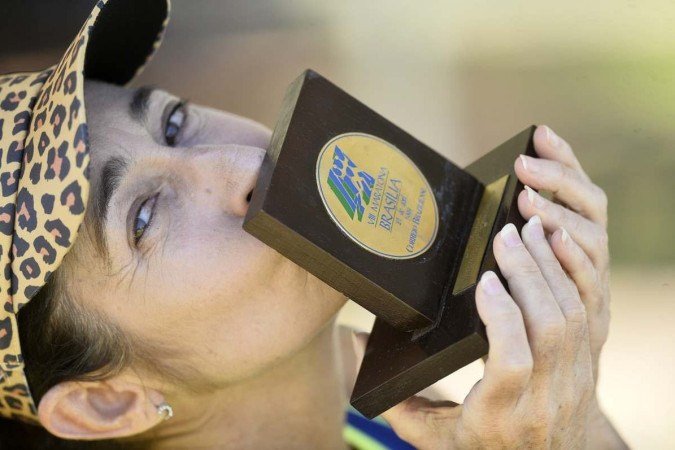  01/04/2023. Crédito: Minervino Júnior/CB/D.A Press. Brasil.  Brasilia - DF. Atletas corredores que estão treinando no Parque da Cidade para a Maratona de Brasília do Correio Braziliense. Troféu da Maratona de 1998 conquistado pela atleta Paula Monteiro.