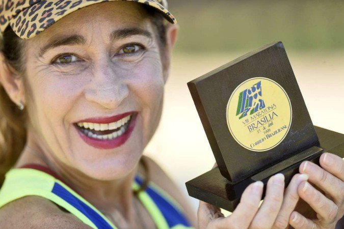  01/04/2023. Crédito: Minervino Júnior/CB/D.A Press. Brasil.  Brasilia - DF. Atletas corredores que estão treinando no Parque da Cidade para a Maratona de Brasília do Correio Braziliense. Troféu da Maratona de 1998 conquistado pela atleta Paula Monteiro.