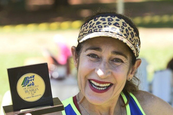  01/04/2023. Crédito: Minervino Júnior/CB/D.A Press. Brasil.  Brasilia - DF. Atletas corredores que estão treinando no Parque da Cidade para a Maratona de Brasília do Correio Braziliense. Troféu da Maratona de 1998 conquistado pela atleta Paula Monteiro.