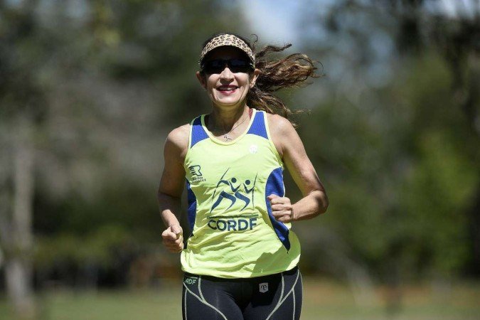  01/04/2023. Crédito: Minervino Júnior/CB/D.A Press. Brasil.  Brasilia - DF. Atletas corredores que estão treinando no Parque da Cidade para a Maratona de Brasília do Correio Braziliense. Troféu da Maratona de 1998 conquistado pela atleta Paula Monteiro.