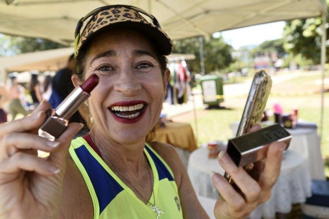  01/04/2023. Crédito: Minervino Júnior/CB/D.A Press. Brasil.  Brasilia - DF. Atletas corredores que estão treinando no Parque da Cidade para a Maratona de Brasília do Correio Braziliense. Troféu da Maratona de 1998 conquistado pela atleta Paula Monteiro.