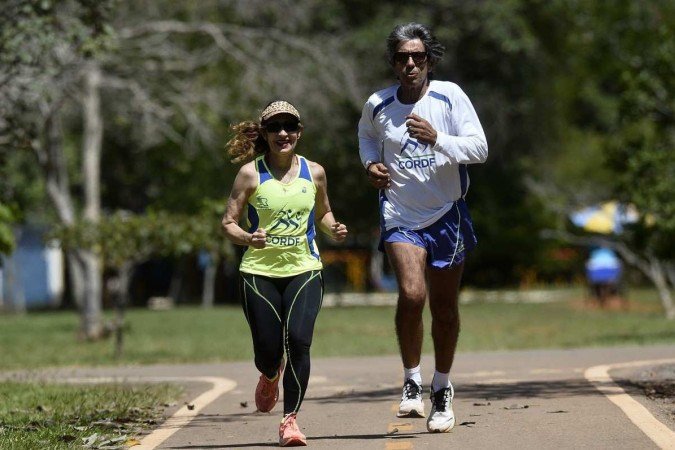  01/04/2023. Crédito: Minervino Júnior/CB/D.A Press. Brasil.  Brasilia - DF. Atletas corredores que estão treinando no Parque da Cidade para a Maratona de Brasília do Correio Braziliense. Paula Monteiro e Ruiter Roberto responsáveis pela CORDF(corredores de rua do DF).