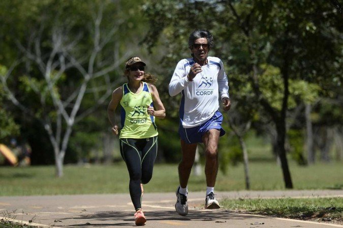  01/04/2023. Crédito: Minervino Júnior/CB/D.A Press. Brasil.  Brasilia - DF. Atletas corredores que estão treinando no Parque da Cidade para a Maratona de Brasília do Correio Braziliense. Paula Monteiro e Ruiter Roberto responsáveis pela CORDF(corredores de rua do DF).