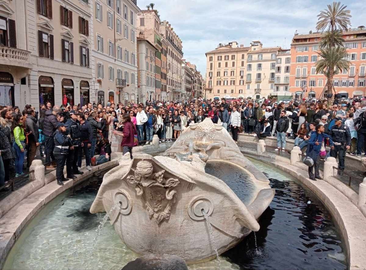 Ativistas ambientais jogam tinta preta em fonte histórica de Roma