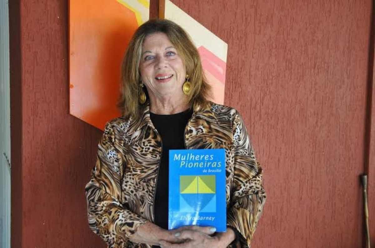 Elvira Barney é autora do livro As mulheres pioneiras de Brasília, que reúne depoimentos das primeiras mulheres da jovem capital 
