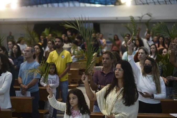 Fiéis lotaram a missa de Domingo de Ramos na Catedral de Brasília. 
