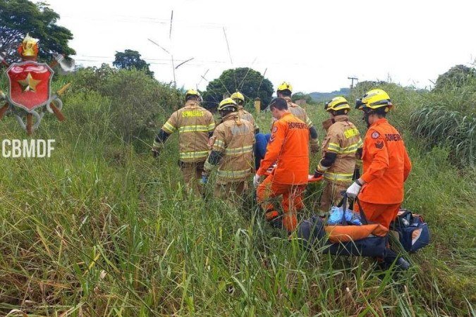 02/04/23 - Acidente de trânsito entre caminhão e ford k, em Brazlândia 