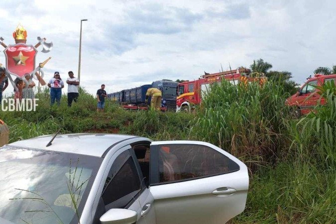 02/04/23 - Acidente de trânsito entre caminhão e ford k, em Brazlândia 