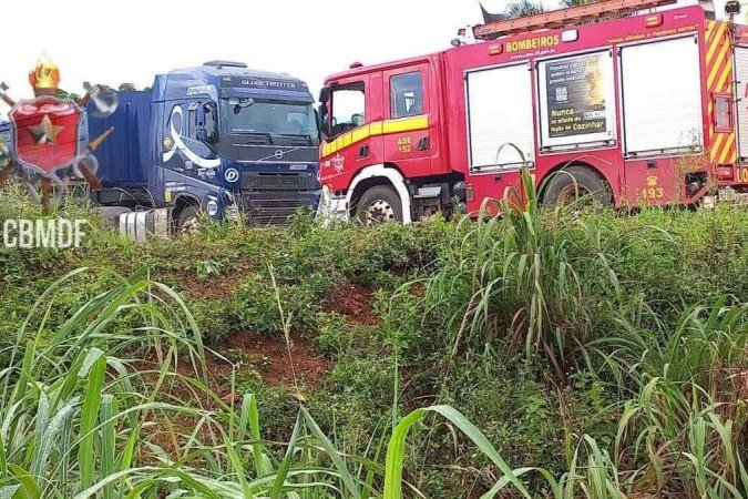 02/04/23 - Acidente de trânsito entre caminhão e ford k, em Brazlândia 