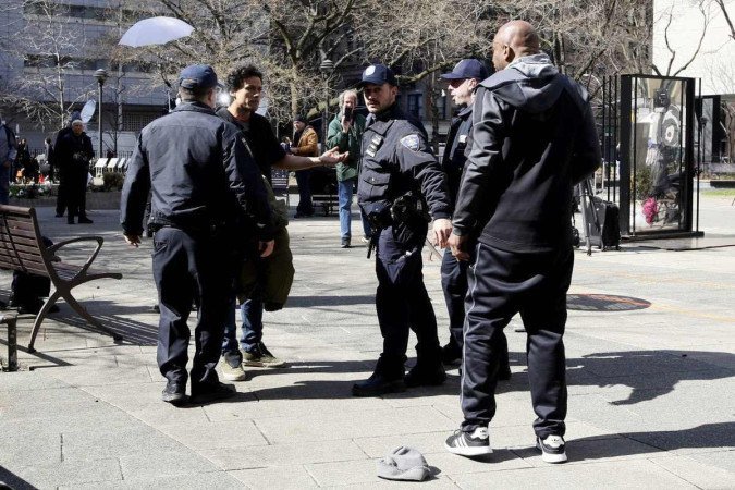 Policiais separam briga diante da Procuradoria do Distrito de Manhattan: ânimos exaltados 

