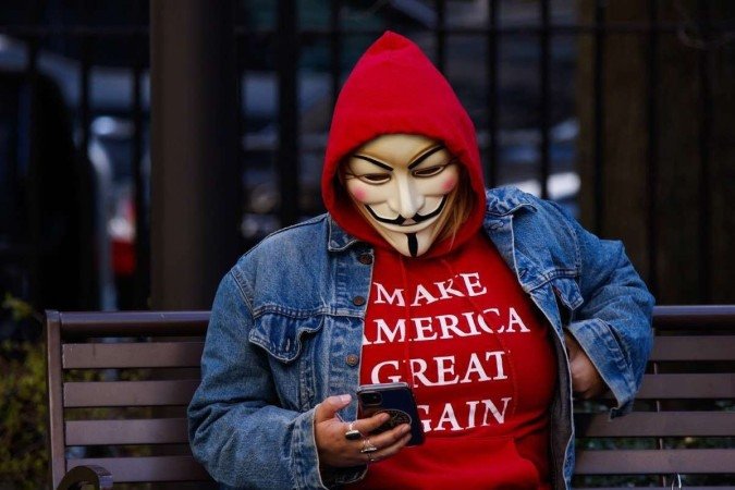 Simpatizante de Trump com máscara do movimento Anonymous: aliados de prontidão 
