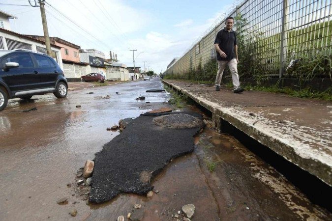 Forte chuva em Ceilândia arranca pedaços de asfalto - (crédito: Minervino Júnior/CB/D.A.Press) Forte chuva em Ceilândia arranca pedaços de asfalto - (crédito: Minervino Júnior/CB/D.A.Press)