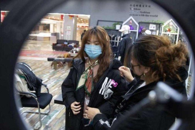 Uma das peculiaridades do Douyin em relação ao TikTok é sua multifuncionalidade, incluindo a possibilidade de fazer compras diretamente no aplicativo.