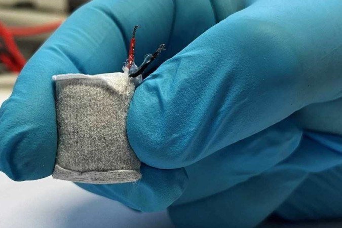 O dispositivo tem um revestimento feito com um composto de algas para não ser rejeitado pelo corpo do usuário - (crédito: Fussenegger Lab / ETH Zurich) O dispositivo tem um revestimento feito com um composto de algas para não ser rejeitado pelo corpo do usuário - (crédito: Fussenegger Lab / ETH Zurich)