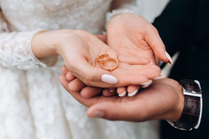Convidados, incluindo crianças e idosos, se esconderam debaixo das mesas e foram forçados a entregar os pertences - (crédito: Freepik) Convidados, incluindo crianças e idosos, se esconderam debaixo das mesas e foram forçados a entregar os pertences - (crédito: Freepik)