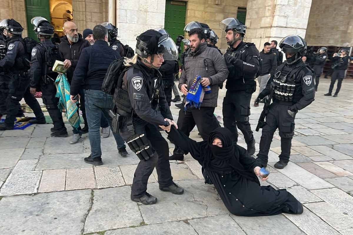 Polícia de Israel invade a Mesquita de Al-Aqsa e prende 350 palestinos