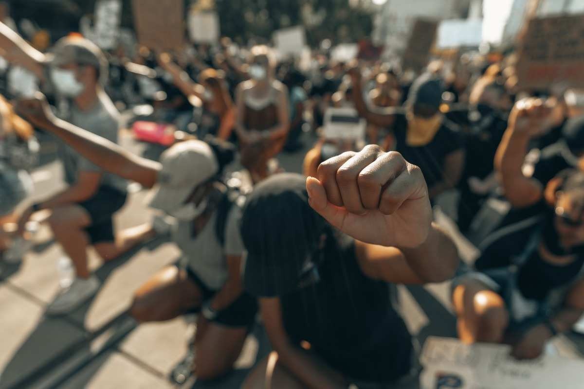 Artigo: Os tipos de manifestação e operação do racismo, a equiparação de crimes e a tese do 