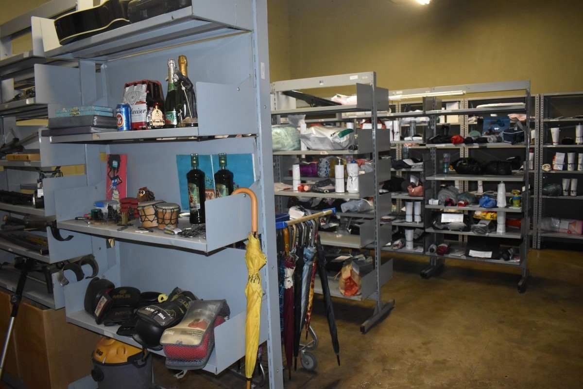 Metrô-DF possui centenas de objetos encontrados nas estações e nos vagões