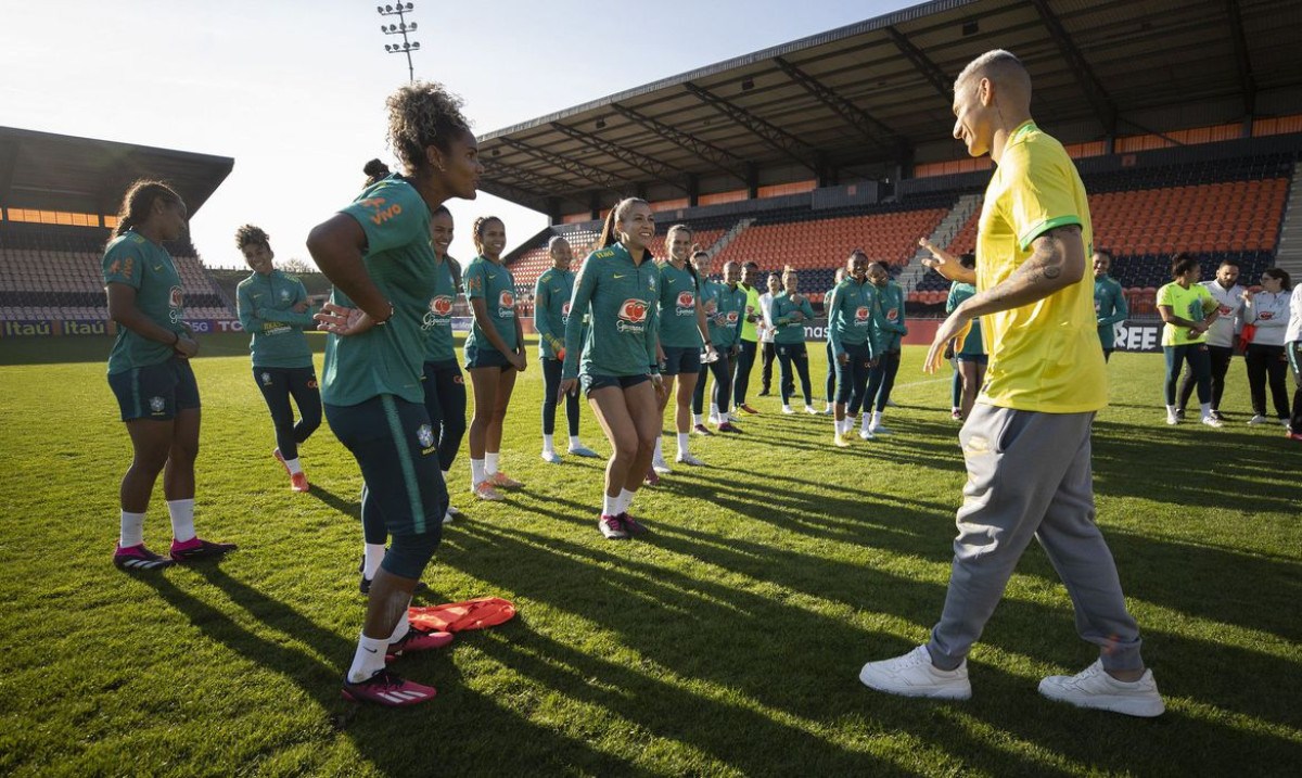 Copa do Mundo: Seleção Brasileira treina com apoio de Richarlison 