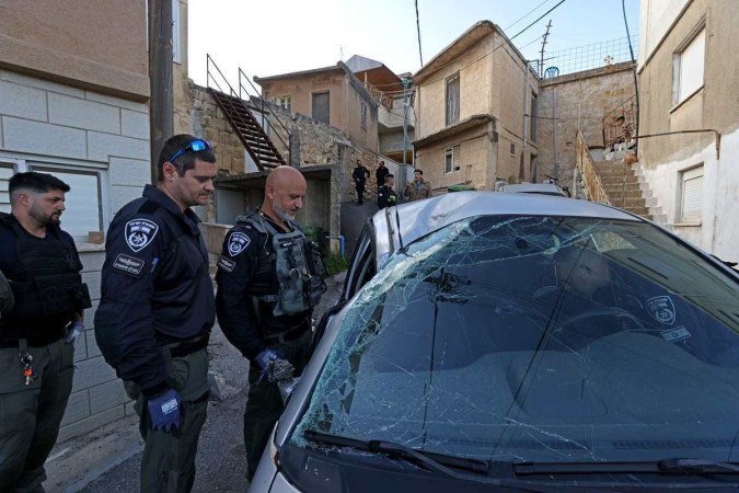 Carro atingido durante o ataque ao norte de Israel, na cidade de Fassuta