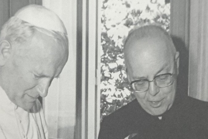 Gabriele Amorth contabilizou mais de 60 mil exorcismos; nesta foto, ele está ao lado do papa João Paulo 2º
- (crédito: Getty Images) Gabriele Amorth contabilizou mais de 60 mil exorcismos; nesta foto, ele está ao lado do papa João Paulo 2º
- (crédito: Getty Images)