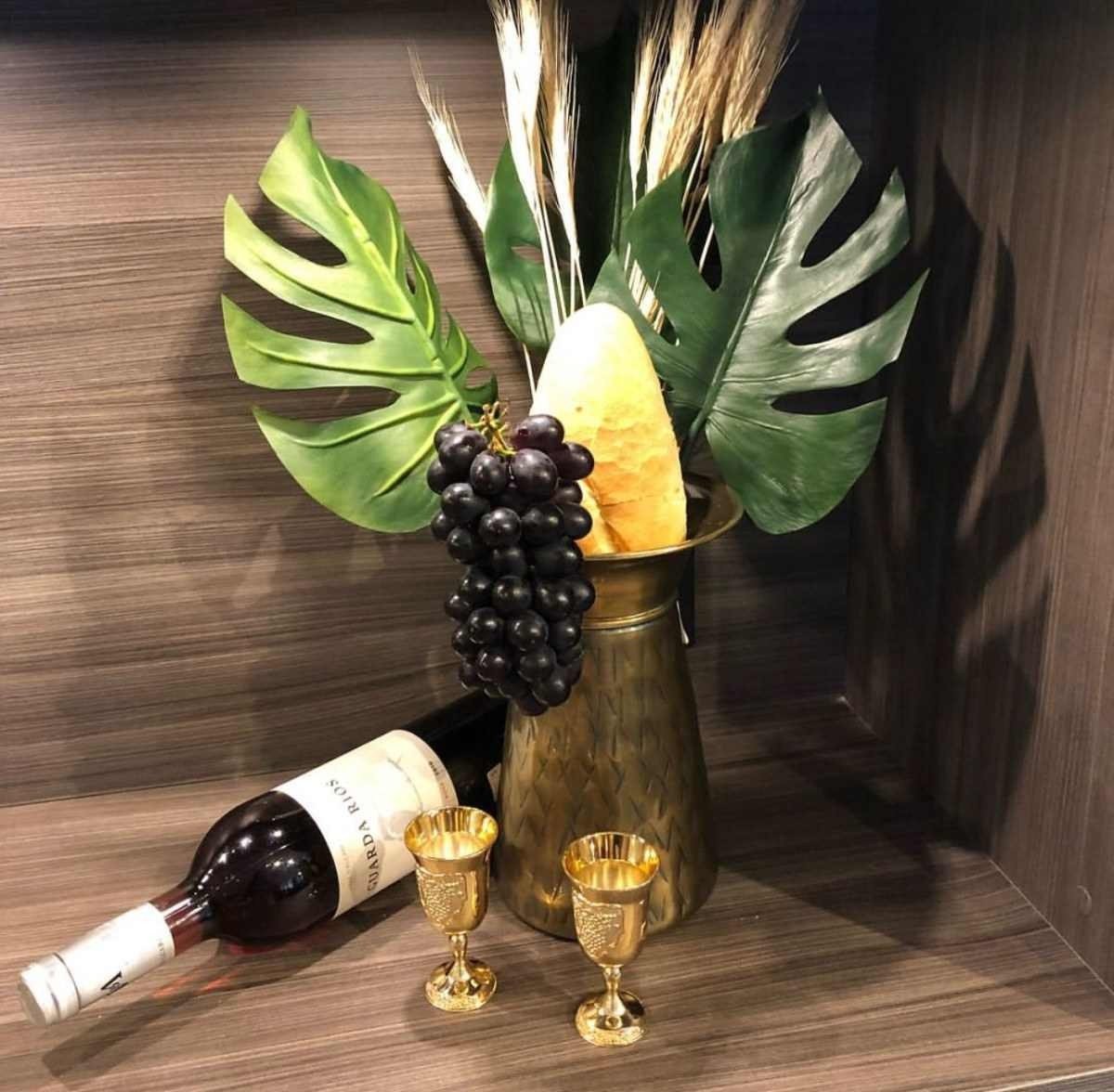 Aline sinaliza que taças e uvas são muito usadas para simbolizar a Santa Ceia 