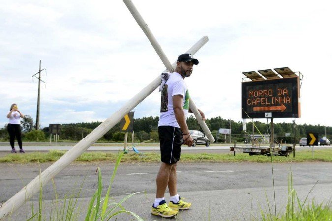  07/04/2023 Crédito: Marcelo Ferreira/CB/D.A Press. Brasil. Brasilia - DF - Planaltina - DF, Morro da Capelinha, semana santa. Petter Pereira, carrega uma cruz até o Morro da Capelinha.