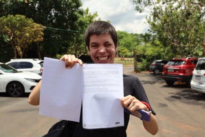 Kaleb Giulia exibe a documentação com nome e gêneros corrigidos - (crédito: Bianca de Oliveira) Kaleb Giulia exibe a documentação com nome e gêneros corrigidos - (crédito: Bianca de Oliveira)