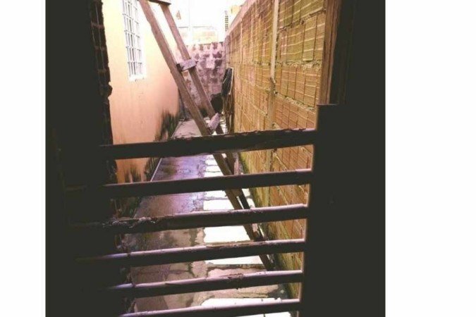 Idosa vivia em casa trancada com cadeados e madeiras - (crédito: Material cedido ao Correio) Idosa vivia em casa trancada com cadeados e madeiras - (crédito: Material cedido ao Correio)