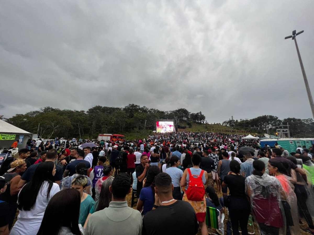 Chuva fina não espanta o público no Morro da Capelinha nesta Sexta-feira da Paixão