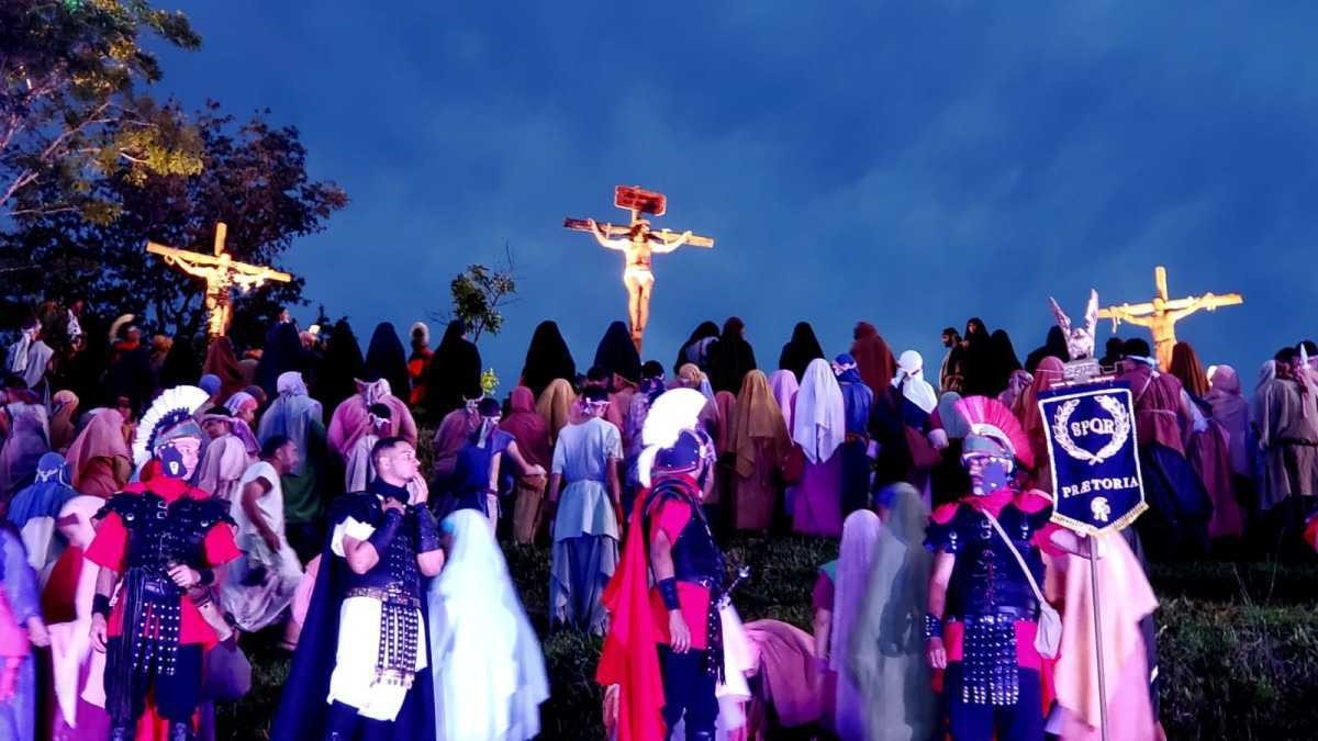 Fiéis ressaltam a beleza da encenação da via crucis no Morro da Capelinha