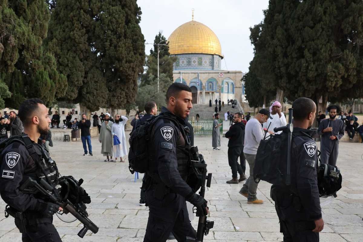 Em clima de tensão após atentados, fiéis se reúnem em Jerusalém para celebrações