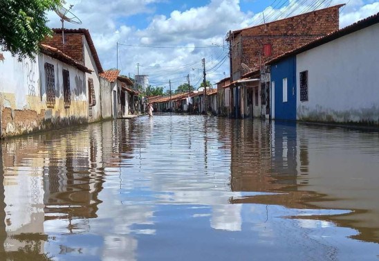 Enchente histórica isola cidades e deixa centenas de desabrigados no Norte