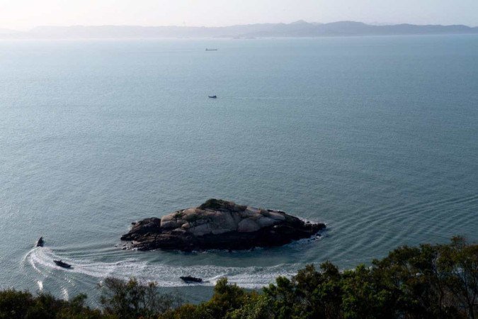Barcos militares de Taiwan patrulham as Ilhas Matsu, com vista para a província chinesa de Fujian (ao fundo) - (crédito: AFP) Barcos militares de Taiwan patrulham as Ilhas Matsu, com vista para a província chinesa de Fujian (ao fundo) - (crédito: AFP)