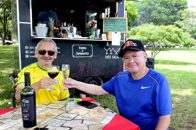 Amigos de longa data, Reinaldo e Manuel (D) degustam um bom vinho
