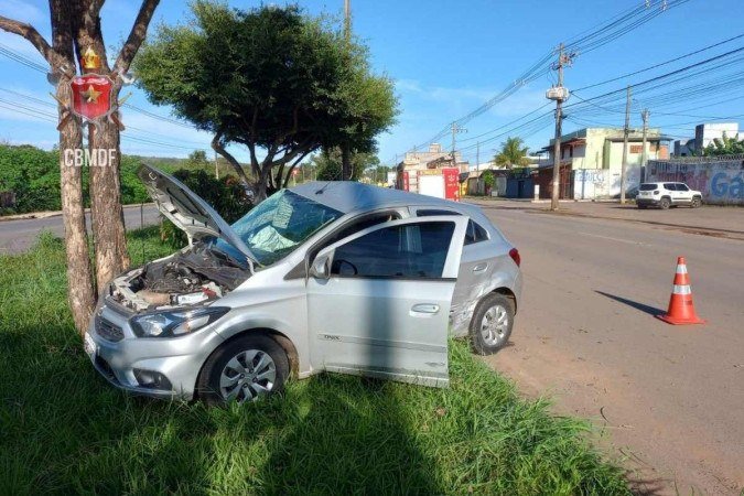 Carro colide em árvore e motorista fica ferida na manhã deste domingo (9/4), em Sobradinho