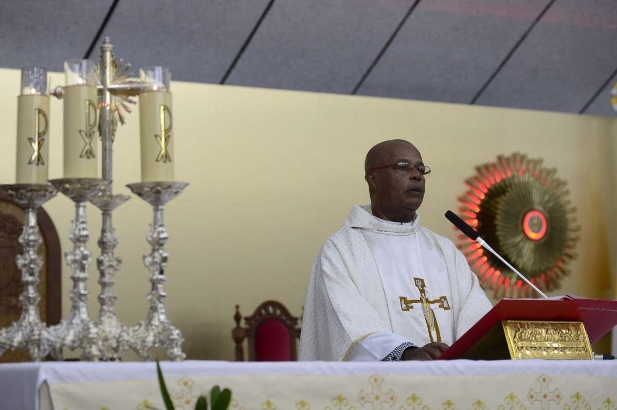 Missa celebra ressurreição de Cristo e atrai centenas de fiéis no DF